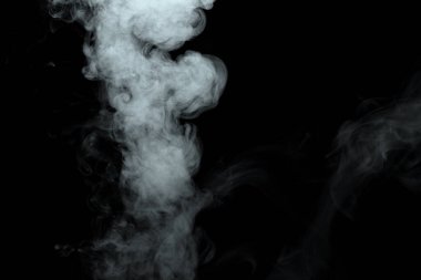 Siyah arkaplanda izole edilmiş soyut toz veya duman