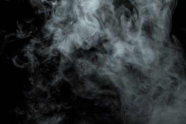 Siyah arkaplanda izole edilmiş soyut toz veya duman