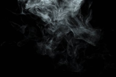 Siyah arkaplanda izole edilmiş soyut toz veya duman