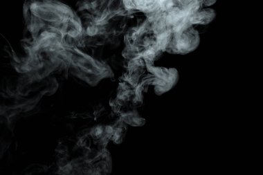 Siyah arkaplanda izole edilmiş soyut toz veya duman