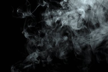 Siyah arkaplanda izole edilmiş soyut toz veya duman