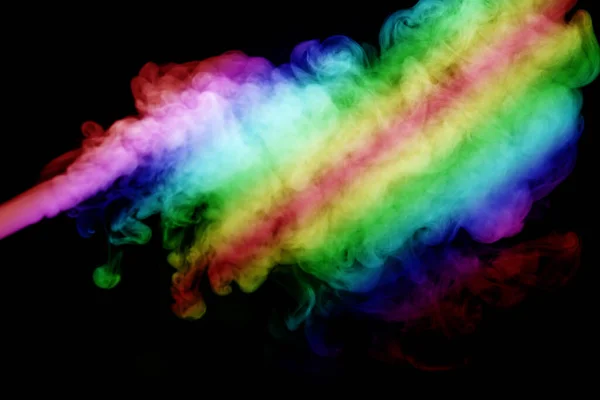 在黑色背景 彩虹粉 失焦的背景上被隔离的抽象烟雾 — 图库照片