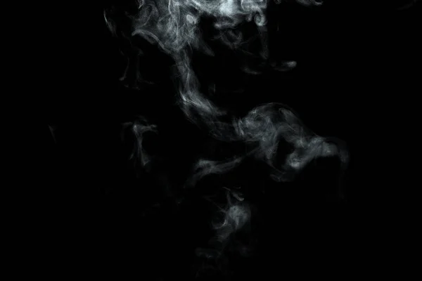 在黑色背景上隔绝的粉末或烟雾 — 图库照片