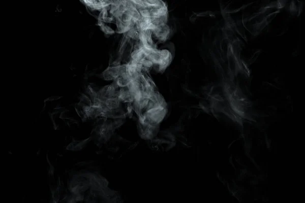 在黑色背景上隔绝的粉末或烟雾 — 图库照片