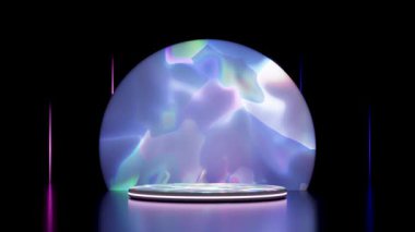 Karanlık bir yansıtıcı sahnede parlayan dairesel bir podyumun minimalist 3D görüntüsü, parlak, akıcı ışık desenleri ve neon dikey çubukları ile canlı, soyut yarı dairesel bir arkaplan üzerine kuruludur..