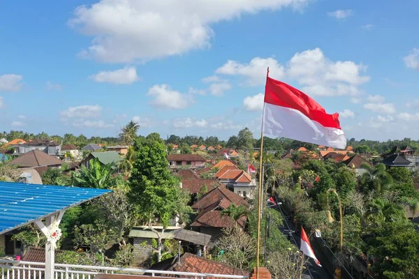 Indonesia Bandiera Che Sventola Alta Sopra Città Ubud — Foto Stock