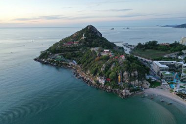 Dağ manzaralı güzel bir sahil manzarası.