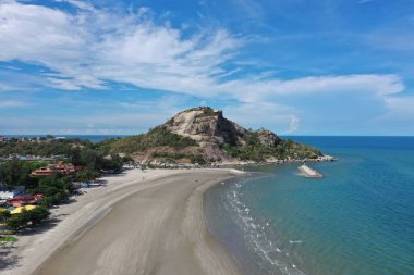 Dağ manzaralı güzel bir sahil manzarası.