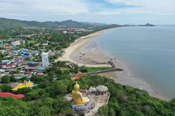Buda heykeli, Tayland 'ın Hua Hin sahilindeki bir dağın tepesinde bulunur.