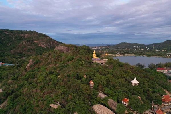 Hua Hin Tayland sahilindeki Tapınak Wat Tham Khao Tao