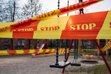 Park çocukları ve çocuklar oyun parkı Coronavirus ya da Covid19 için boş ve kapalı. Kaydır ve salla boş bant ve bantla dur, içeri girme, karantina uyarısı