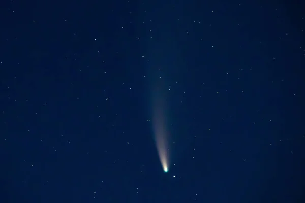 Nádherná Kometa Neowise Světlým Ocasem Tmavé Noční Obloze Městě — Stock fotografie