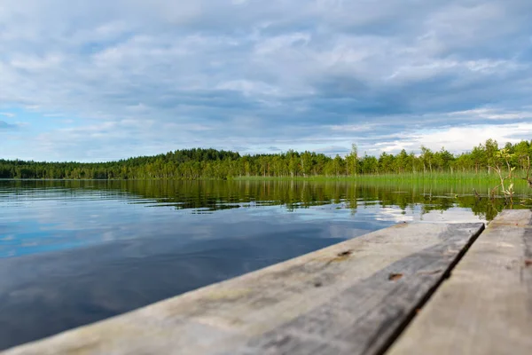 Latgale, Letonya, Avrupa 'da ahşap iskeleli güzel göl ve çam ağacı ormanları