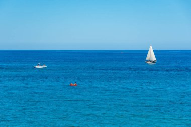 Puglia, Güney İtalya 'da mavi denizleri ve mavi tekneleri olan harika Akdeniz.