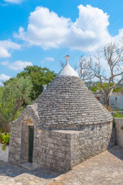 Güzel eski Trullo, geleneksel Apulian kuru taş kulübesi Itria Vadisi, Puglia, İtalya 'da koni çatısı olan, zeytin ağaçları ve doğası olan, dikey