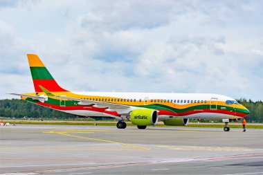 Hava Baltık Airbus 'u A220-300, Vilnius Havaalanı' nda Litvanya üç renkli bayrağı taşıyordu. 