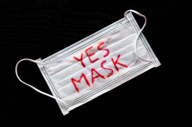 Evet maske, Coronavirus veya COVID-19 'un yayılmasına karşı koruyucu maskeyle yüzleşin.