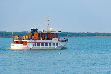 Litvanya, Nida 'daki göl kıyısındaki turistler için feribot