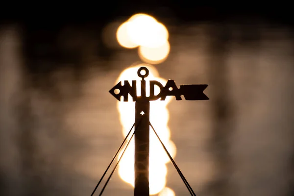 Nida Litvánia Logó Vagy Szimbólum Nap Visszaverődésével Vízen Háttérben — Stock Fotó
