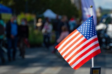 Amerikan bayrağı sallanıyor, 4 Temmuz, Birleşik Devletler başkanlık seçimi 2020, Biden Trump 'a karşı