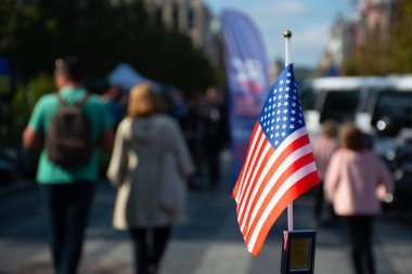 Amerikan bayrağı sallanıyor, 4 Temmuz, Birleşik Devletler başkanlık seçimi 2020, Biden Trump 'a karşı