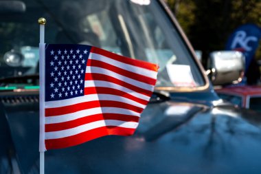 Amerikan bayrağı sallanıyor, 4 Temmuz, Birleşik Devletler başkanlık seçimi 2020, Biden Trump 'a karşı