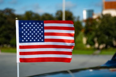 Amerikan bayrağı sallanıyor, 4 Temmuz, Birleşik Devletler başkanlık seçimi 2020, Biden Trump 'a karşı
