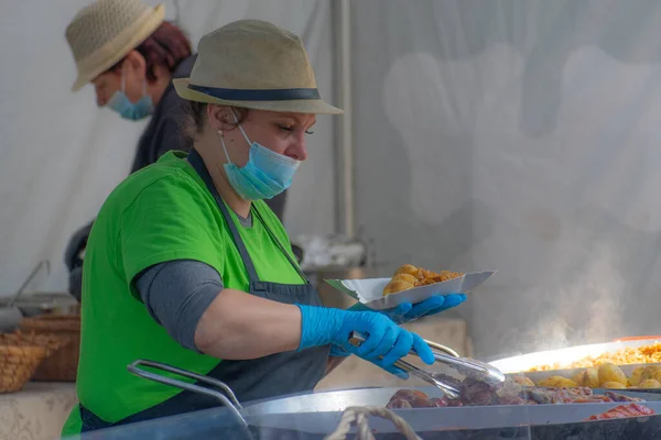 Mujer Sirviendo Comida Con Máscara Guantes Festival Comida Callejera Festival — Foto de Stock