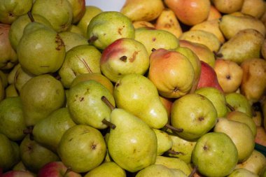 Çiftçilik pazarında taze armutlar.