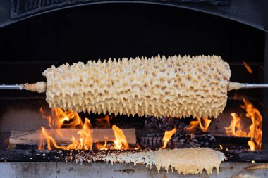 Sakotys 'i hazırlamak ya da pişirmek, Litvanya ve Polonya geleneksel ağaç pastası, pazarda ya da ateş ve alevlerle süslenmiş Noel bisküvisi