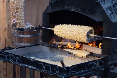 Sakotys 'i hazırlamak ya da pişirmek, Litvanya ve Polonya geleneksel ağaç pastası, pazarda ya da ateş ve alevlerle süslenmiş Noel bisküvisi