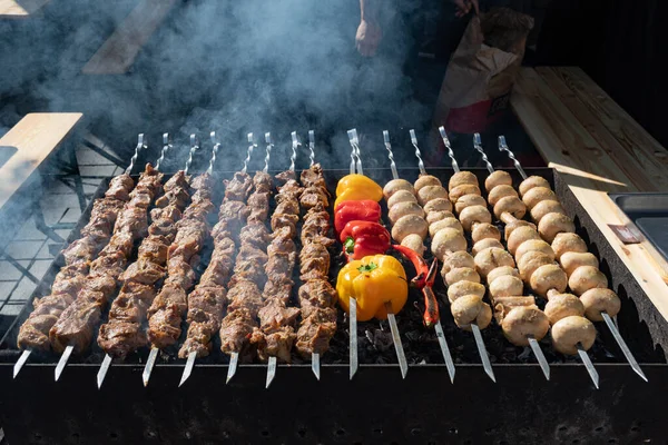 Cierre Brochetas Carne Parrilla Una Barbacoa Shashlik Shashlyk Con Pimientos — Foto de Stock