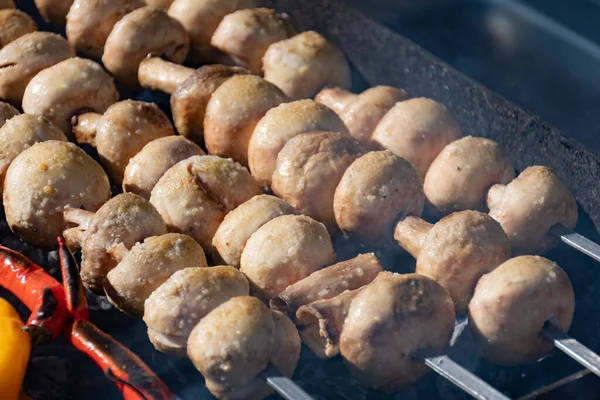 Zbliżenie Pieczarki Szaszłyki Grillowane Grillu Targu Ulicznym Festiwal Jarmark — Zdjęcie stockowe