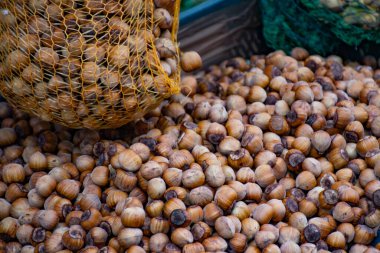 Sokak pazarında taze biyo-fındık satmak ve yemek için hazır.