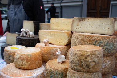 Sokak gıda pazarında çeşitli ev yapımı biyo-doğal peynir. 