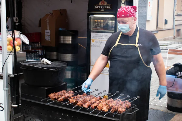 Vilnius Lituania Septiembre 2020 Acercamiento Brocheta Carne Parrilla Una Barbacoa — Foto de Stock