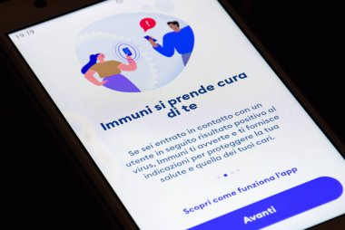 Roma, İtalya - 7 Ekim 2020: Covid, Immuni App, resmi COVID-19 veya Coronavirus temas takip uygulaması İtalya, İtalyan hükümetlerine uyarı çözümü, izleme sistemi, indirme