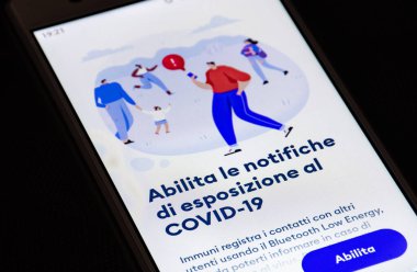 Roma, İtalya - 7 Ekim 2020: Covid, Immuni App, resmi COVID-19 veya Coronavirus temas takip uygulaması İtalya, İtalyan hükümetlerine uyarı çözümü, izleme sistemi, indirme