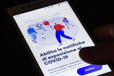 Roma, İtalya - 7 Ekim 2020: Covid, Immuni App, resmi COVID-19 veya Coronavirus temas takip uygulaması İtalya, İtalyan hükümetlerine uyarı çözümü, izleme sistemi, indirme