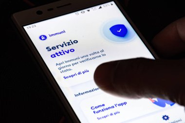 Roma, İtalya - 7 Ekim 2020: Covid, Immuni App, resmi COVID-19 veya Coronavirus temas takip uygulaması İtalya, İtalyan hükümetlerine uyarı çözümü, izleme sistemi, indirme