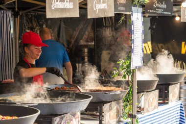 Vilnius, Litvanya - 7 Eylül 2025: Vilnius, Litvanya, Avrupa 'da bir sokak gıda ve zanaat pazarında geleneksel gıda satmak
