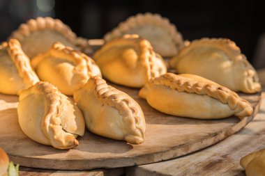 Kibinai, geleneksel Litvanya yemekleri, çeşitli et, soğan ve biberle dolu hamur işleri, Vilnius, Litvanya 'daki Karaite etnik azınlığı tarafından popüler, sokak gıda pazarı