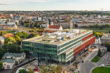 Şehir manzarası arka planda Vilnius, Litvanya 'da modern ofis ve ticari bina yapım aşamasında.