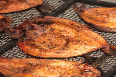 Litvanya 'nın Vilnius kentindeki bir pazarda ızgarada ya da kurutma tezgahında yenmeye hazır füme balık filetoları.