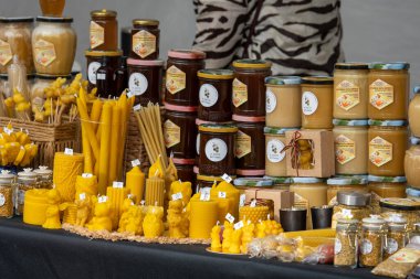 Vilnius, Litvanya - 21 Eylül 2025: Yerel bir pazarda renkli balmumu mumları ve kavanozlar