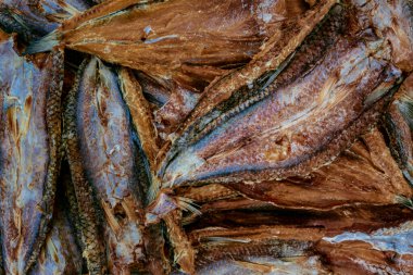 Kırsal güneş, egzotik tropikal Asya yemeklerinde temel bileşen olarak kahverengi ve sağlıklı Tayland uskumrusu veya yerel meze olarak kurutulmuştur. Dokulu balık filetolarının hdr duvar kağıdı arka planı olarak makro yakın plan çekimi