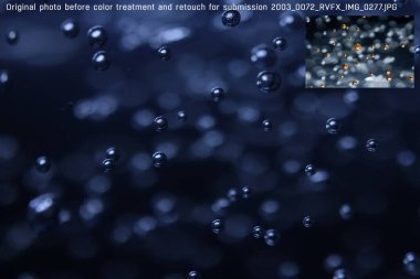 Şenlikli metalik moda arka planı. Makro, koyu mavi arka planda açık suya altın sıvı renk karışımı heterojen yakın fotoğraf damlaları