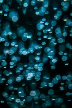 Yıl dönümü partisi dekorasyonu ya da teknik güzellik arkaplanı için şenlikli sihirli parlak arka plan. Siyah arkaplanda tam kare seçici odak makro fotoğrafçılığı.