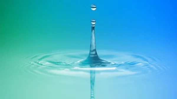 Skutečná Srážka Vodní Kapky Kruhovým Efektem Kaluže Modrém Zeleném Okolním — Stock fotografie