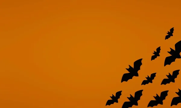 Siyah siluetler ya da uçan yarasaların gölgeleriyle turuncu arkaplan tasviri ve metin ve görüntüler için odası olan boş kopya alanı. Cadılar Bayramı arkaplanları, afişler ve terfiler için harika..